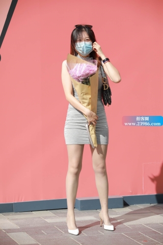 捧着一束花的包臀裙美女