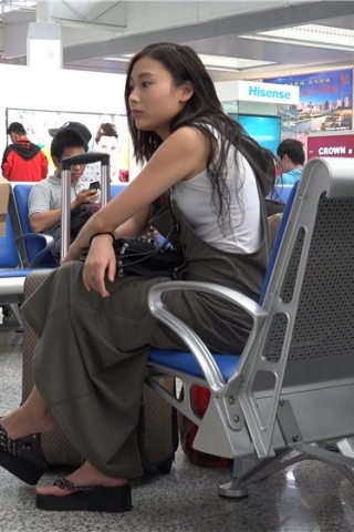 查看完整内容：黑色松糕鞋御姐范长发美女貌似发现了 [2.18 GB/MP4]（视频版） - 共9张图片