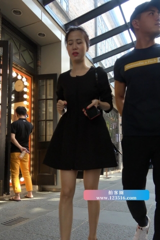 查看完整内容：4K - 街拍黑色连衣裙性感高跟美女 [1.09 GB/MP4]（视频版） - 共10张图片