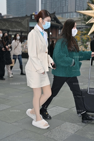 毛毛拖鞋的小姐姐