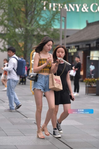 街拍短热裤美眉