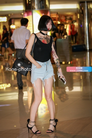 大裸背无罩纹身女郎