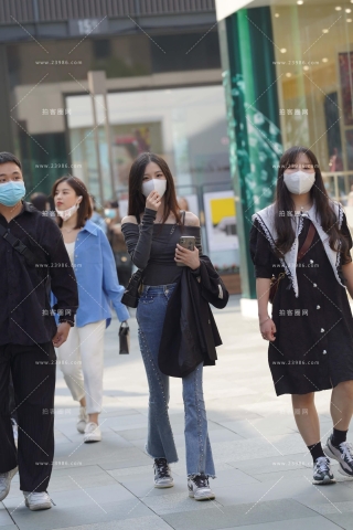 街拍蓝色牛仔裤小妹