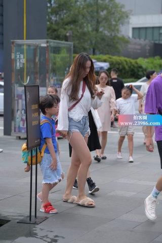 街拍年轻气质美女辣妈