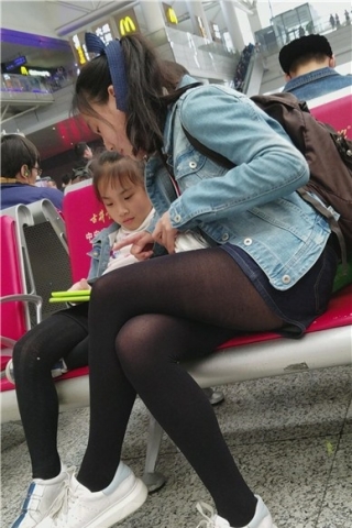 查看完整内容：4k-黑色丝袜运动鞋秀丽颜值美少妇（视频版） - 共8张图片