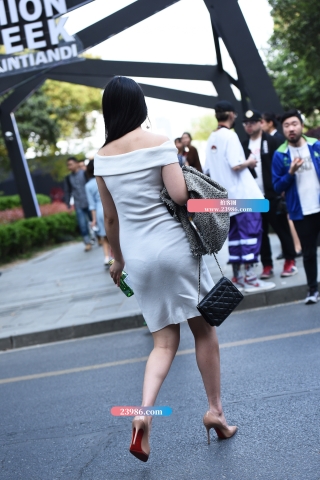 【咔喳赛贴】有韵味的白裙高跟