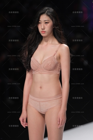 T台内衣秀，一套俩模