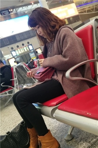 查看完整内容：4K-棕色皮鞋黑色紧身裤文静街拍美女姐姐 （视频版） - 共6张图片