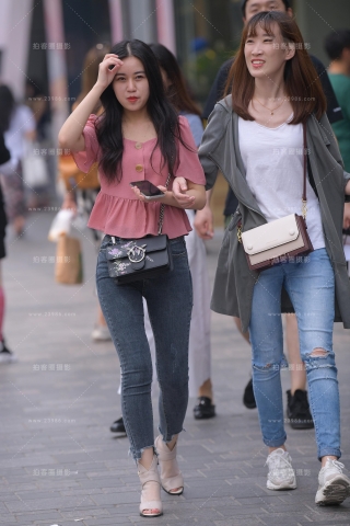 【街拍之魂赛帖】紧致浑圆翘臀牛仔妹