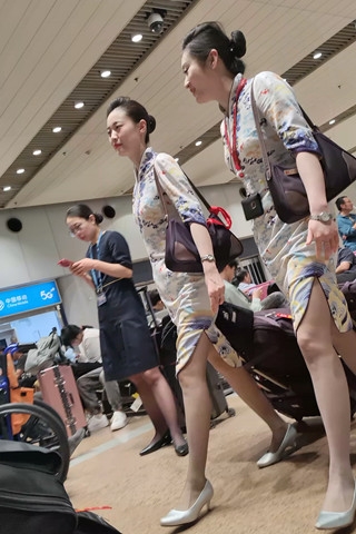 手机4k视频hu航国际乘务组超薄灰si细高跟旗袍哇塞2分30秒（视频版）