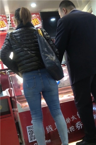 4K-逛商场偶遇紧身蓝牛极品美臀 [940 MB]（视频版）