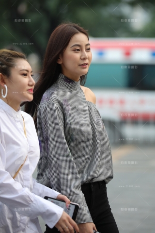 俏丽动人的美女