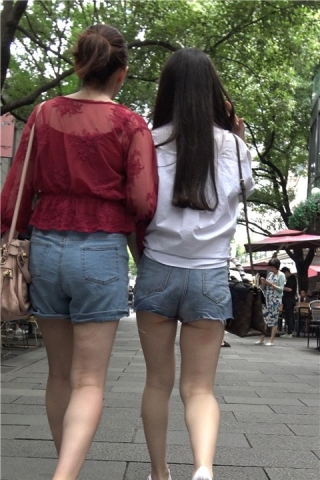 4K 街拍热裤月牙臀美腿年轻姑娘  [1.27 GB]（视频版）