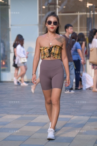 【街拍之魂赛帖】性感紧身短裤MM