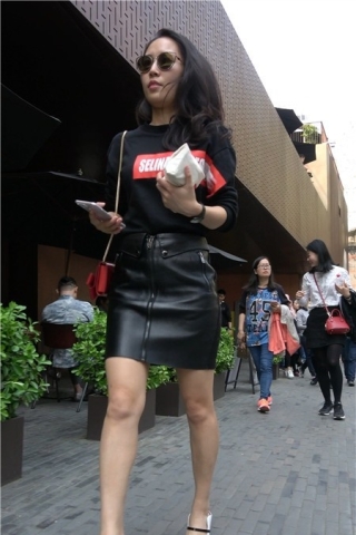 4K白色尖嘴高跟包臀皮裙墨镜街拍大美女 [1.08 GB]（视频版）