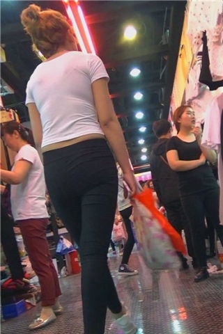 查看完整内容：街拍紧身圆臀妹子逛街，很孤独，就一个人！[453 MB]（视频版） - 共8张图片