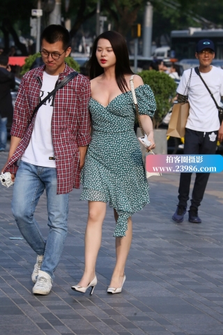 街拍丰满性感低胸高跟美女