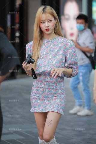 【玻璃街拍】爱拍照的小美女