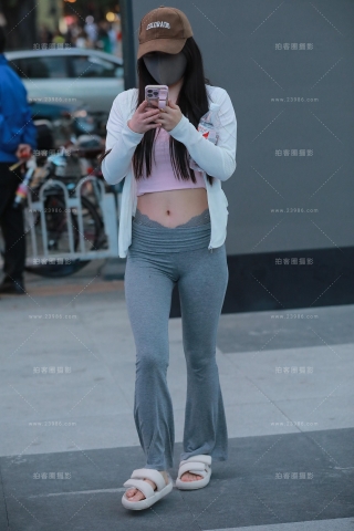 灰色紧身裤美女