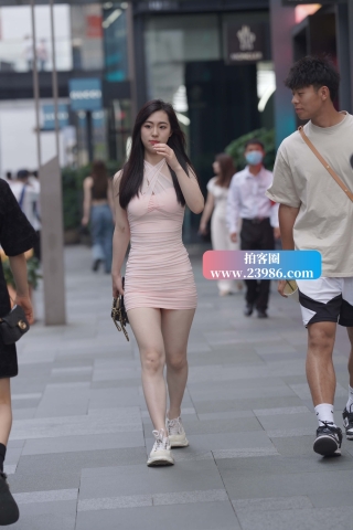 街拍淡粉色超短裙美眉