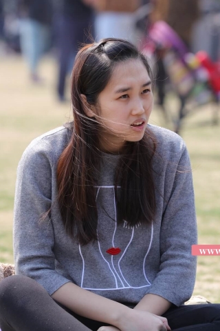 查看完整内容：年轻小媳妇的踩脚裤 - 共22张图片