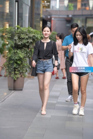 街拍热裤美腿mm