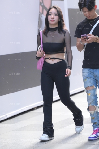 黑色紧身裤美女