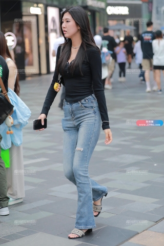 高挑牛仔裤美女