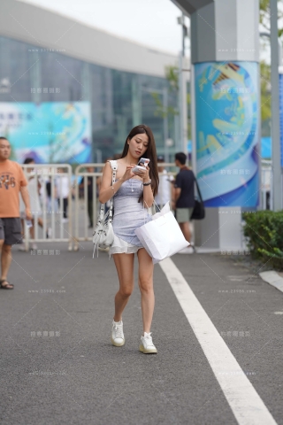 高挑的抹胸装美腿美眉