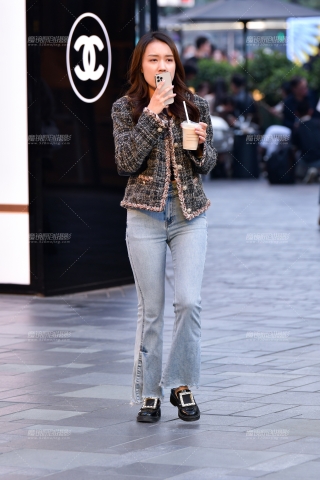 ★浅色牛仔裤美女