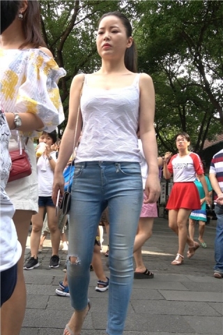 查看完整内容：4K 低胸吊带街拍紧身牛仔凉高跟性感美女 [2.13 GB]（视频版） - 共10张图片
