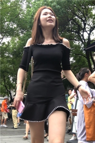 4K - 黑色连衣裙街拍甜美可人大美女 [914 MB]（视频版）