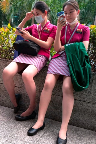 手机4K视频空乘下班后拖鞋晾脚在等车（视频版）