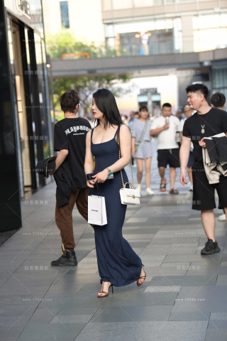 街拍风韵的吊带长裙美女