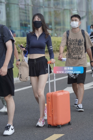 推着橙色行李箱的女孩~