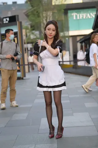查看完整内容：黑丝女仆装美女（完整版） - 共4张图片