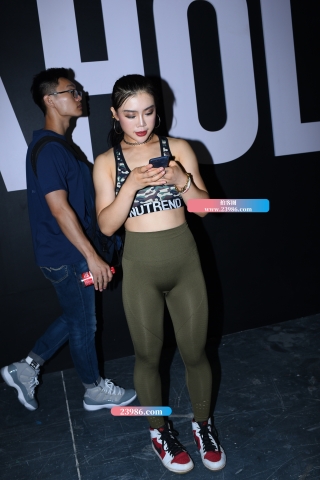 【咔喳赛贴】性感大耳环墨绿瑜伽裤美臀美女