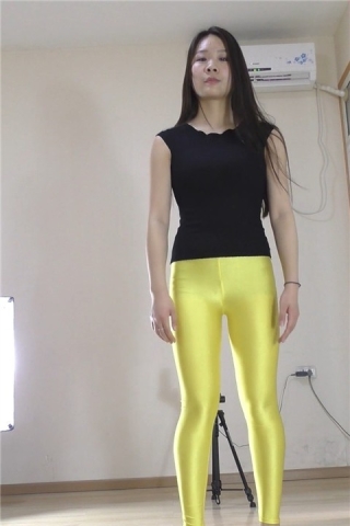 查看完整内容：优尚舞姿金黄色紧身裤美女模拍（视频版） - 共6张图片