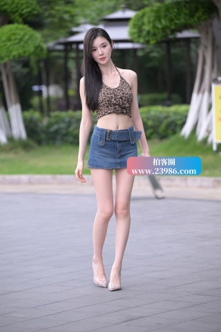 长发飘飘牛仔短裙小姐姐