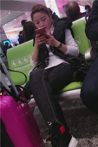 查看完整内容：4k-紧身牛仔裤美女只顾着玩手机（视频版） - 共8张图片