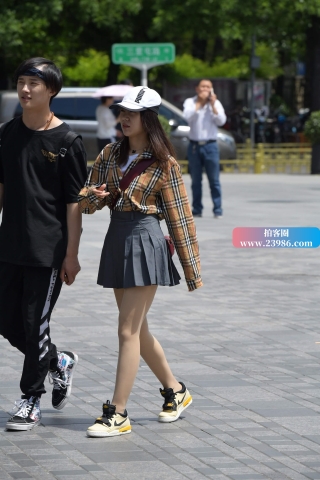 街拍青春小女孩，百褶短裙配丝袜