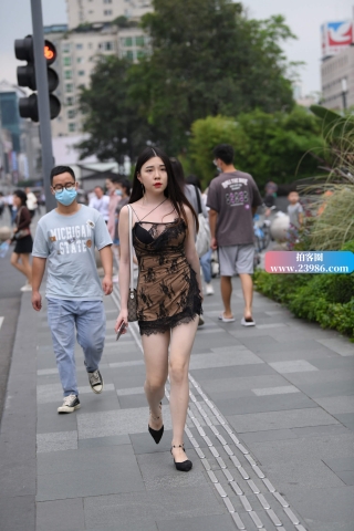 吊带包臀裙美眉