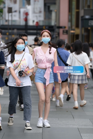 街头抓拍粉色衫，热牛小姐姐