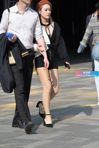 眼镜小哥的丝袜女友