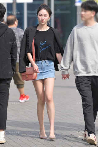 【红石赛帖】性感牛仔短裙长腿美女