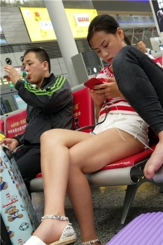 查看完整内容：4k超清，低头玩手机的苗条细腿美眉（视频版） - 共8张图片