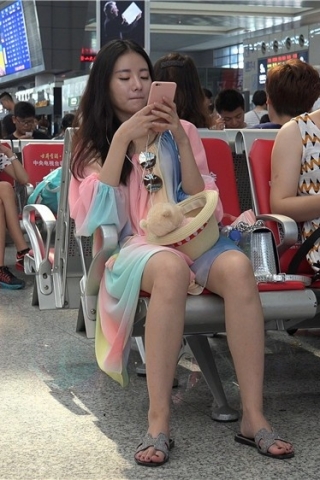 查看完整内容：4K - 凉拖连衣裙美女 [6.37 GB/MP4] （视频版） - 共10张图片