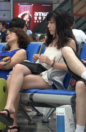 查看完整内容：4K - 黑色松糕鞋美眉 [462 MB/MP4] - 共6张图片