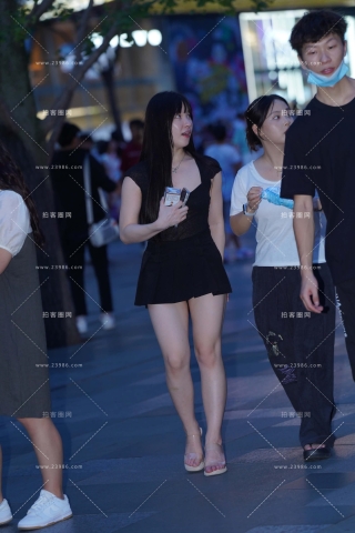 夜拍美腿黑色短裙小姐姐