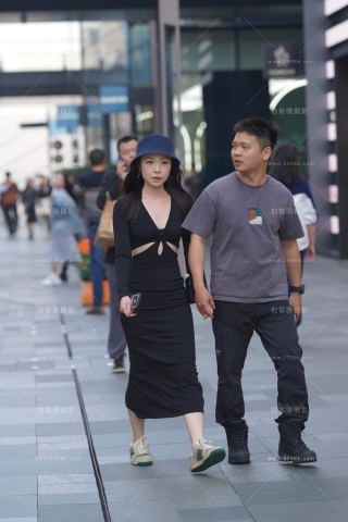 街拍黑色裙女友